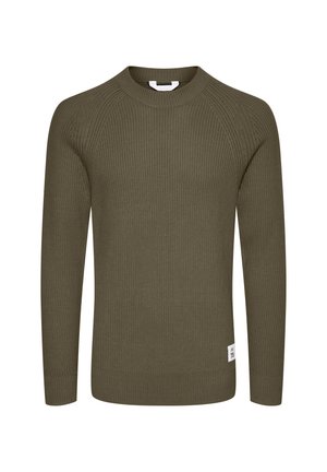 Olivgrüner, gerippter Strickpullover mit langen Ärmeln, Rundhalsausschnitt und seitlichem Etikettendetail. Der Stoff ist strukturiert, und die Passform ist figurbetont.