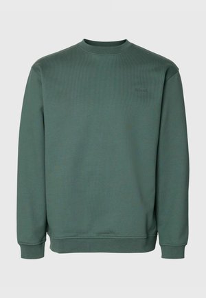 Roheline pikade varrukatega pusa ümmarguse kaelusega ja vasakul rinnal õrnalt tikitud logoga, ühtlase tausta ees.