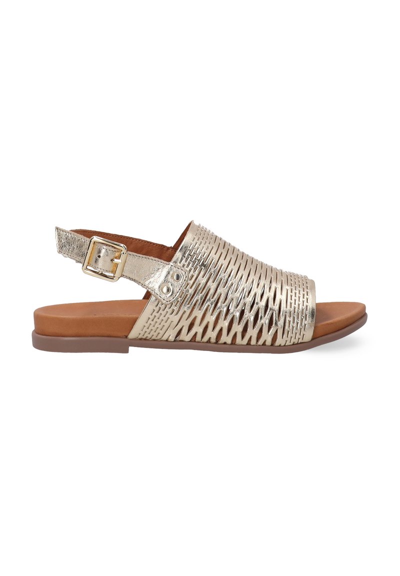 Metalliske gyldne slingback sandaler med åben tå, der har et vævet overdel-design og en brun, flad sål. Justerbar spænde lukning ved hælen.