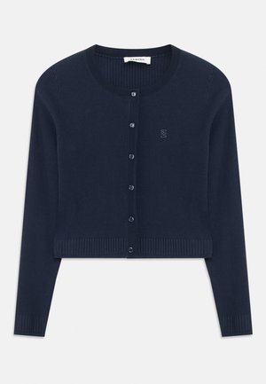 Marineblauer gerippter Cardigan in cropped Länge, mit rundem Ausschnitt, Knopfverschluss und dezentem Logo-Stickerei auf der Brust. Sanfte Textur.