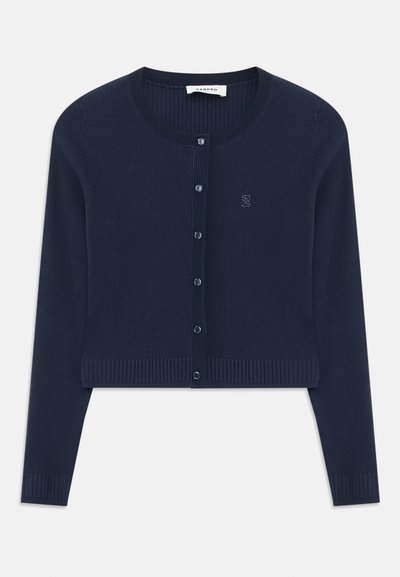 Cardigan a coste blu navy, di lunghezza cropped, con scollatura rotonda, chiusura a bottoni e ricamo del logo discreto sul petto. Texture morbida.
