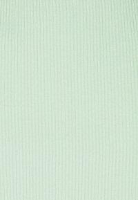 Tessuto a coste di colore verde chiaro con righe verticali. Texture morbida; materiale leggero e elasticizzato adatto per capi di abbigliamento. Nessun dettaglio rilevante.