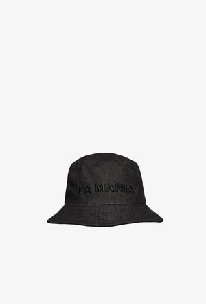 Czarny kapelusz typu bucket z szerokim rondem, z haftowanym na przodzie napisem „LA MANIA” w czarnym, dopasowanym kolorze nici.