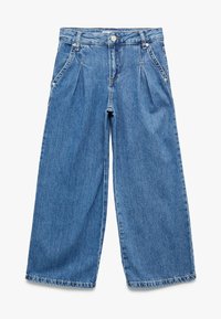 Lichtblauwe wijde denim jeans met plooien aan de voorkant, vijf zakken, een sluiting met een knop aan de voorkant en raw hem randen.