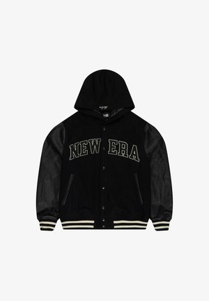 Jachetă de tip varsity neagră cu glugă; materialul dispune de un corp din suede, mâneci din piele și manșete cu dungi ribbate. "NEW ERA" în text contrastant pe piept.