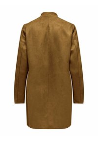 Manteau en daim brun avec un col montant, des manches longues et un dos épuré. Présente une texture lisse et une silhouette cintrée.