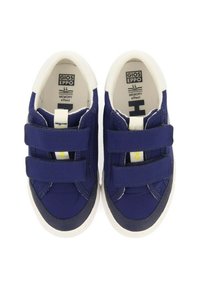 Zapatillas de tela azul con suelas blancas y correas de velcro. Cuentan con plantillas de memoria y una puntera texturizada para mayor durabilidad.