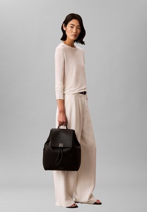Calvin Klein, CALVIN KLEIN EMBLEM LOGO HARDWARE FLAP BACKPACK - Sac à dos - black