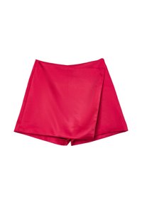 Pantaloni corti in satin rosso con un design pulito, caratterizzati da un'alta vita e un taglio senza cuciture. Texture liscia con una leggera lucentezza.