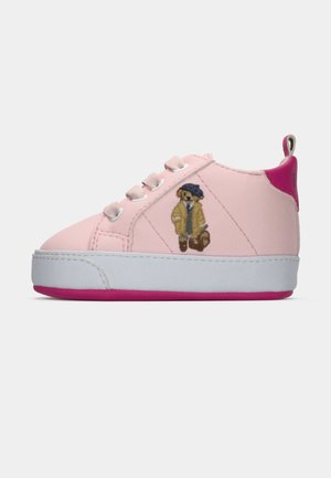 Rosa syntetisk sneakers med brodert bjørndesign, hvit gummisåle og rosa aksenter på hælen. Har seks snøringer og flate lisser.