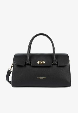 Zwarte leren handtas met gestructureerd ontwerp, bovenste handvat, afneembare schouderriem, gouden hardwareaccenten en geperst logo aan de voorkant.