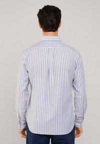 Camicia a maniche lunghe blu chiaro con sottili righe gialle, dotata di un colletto a punta e di una piega sulla schiena, realizzata in un tessuto liscio.