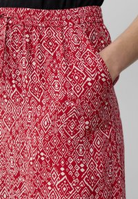 s.Oliver GEMUSTERTER AUS MIT ELASTIKBUND UND TUNNELZUG - A-line skirt - mohnrot