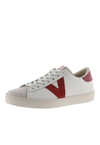 Sneaker in pelle bianca con logo V rosso, punta in suede grigia, rivestimento in tessuto grigio chiaro e suola piatta in gomma bianca.