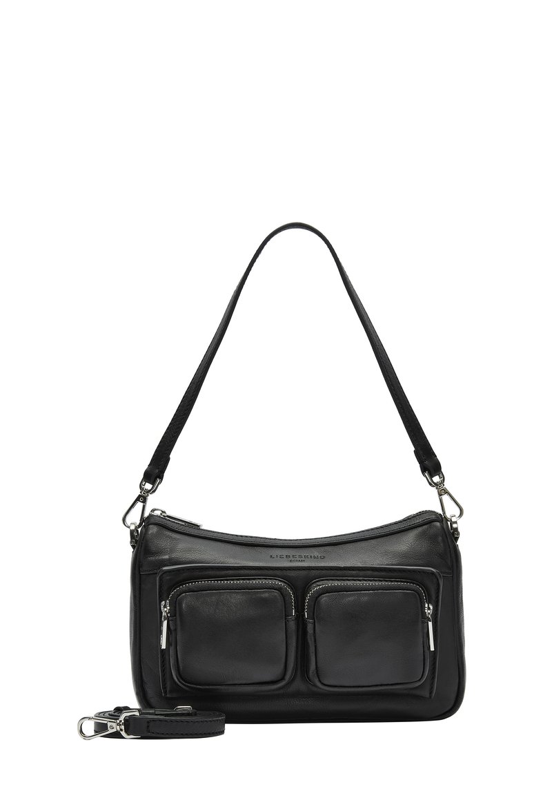 Borsa a tracolla in pelle nera con due tasche anteriori con zip, una singola tracolla e accessori in argento. Texture liscia e design elegante.