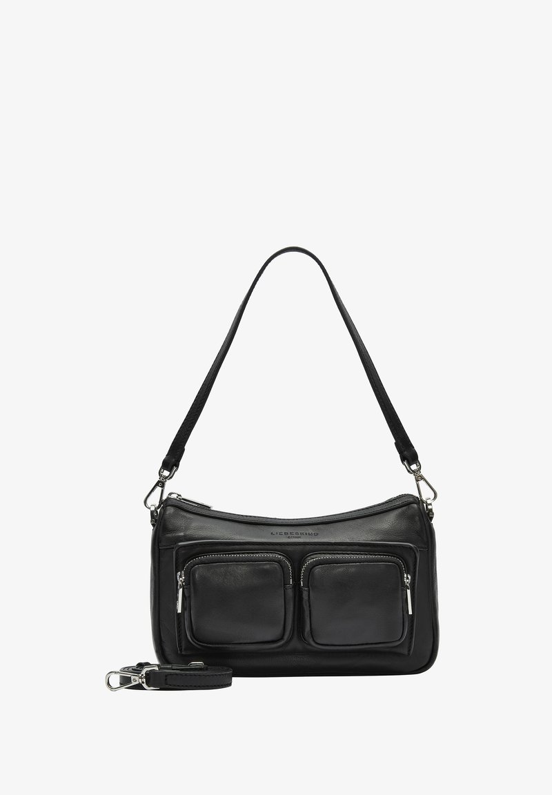 Borsa a tracolla in pelle nera con due tasche anteriori con zip, una singola tracolla e accessori in argento. Texture liscia e design elegante.