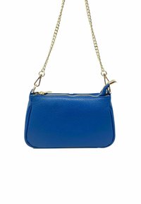 Blå läderhandväska med en strukturerad yta, guldkedjeslinga och zippered öppning. Har en rundad form och släta kanter.