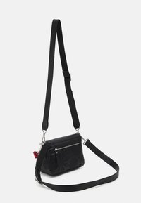 Borsa a tracolla nera con un motivo floreale testurizzato, tasca frontale con zip e cintura regolabile. Realizzata in materiale resistente, forma compatta.