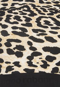 Materiał w panterkę z czarnymi plamami na beżowym tle o teksturowanym wykończeniu. Czarna opaska prezentuje nazwę marki "paco rabanne".