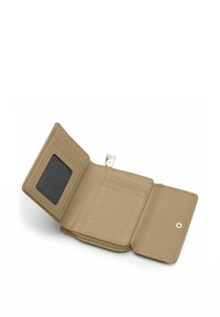 Portafoglio in pelle beige con texture a grana, compartimento con zip, slot per ID trasparente e numerosi slot per carte. Caratterizzato da chiusura a scatto.