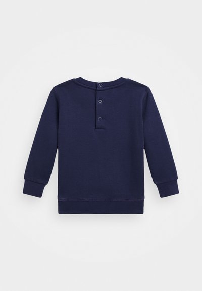 Maglietta a maniche lunghe blu navy con scollatura rotonda, pattina con tre bottoni sul retro, polsini e orlo a coste. Tessuto di cotone morbido con texture liscia.