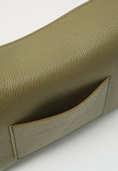 Olijfgroene leren handtas met een gestructureerde afwerking, met een voorvakdetail en zichtbare stiksels langs de randen.
