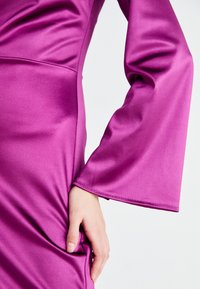 WAL G. OLESSIA ONE SLEEVE DRESS - Džersio suknelė - plum
