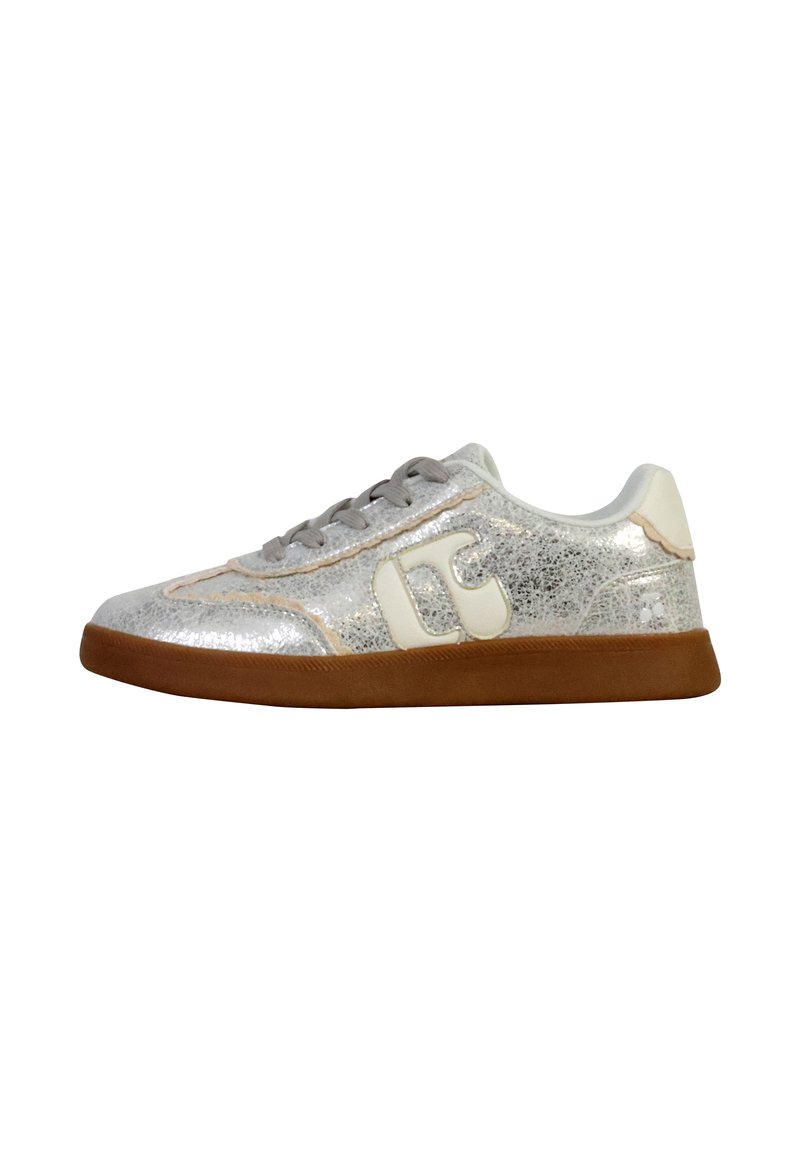 Sneaker glitter argento con accenti bianchi e lacci grigi. Caratteristiche di una punta arrotondata e una suola in gomma marrone. La parte superiore testurizzata aggiunge interesse visivo.