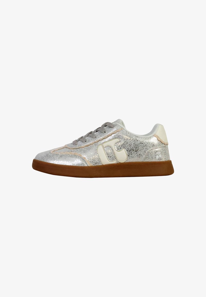 Sneaker glitter argento con accenti bianchi e lacci grigi. Caratteristiche di una punta arrotondata e una suola in gomma marrone. La parte superiore testurizzata aggiunge interesse visivo.