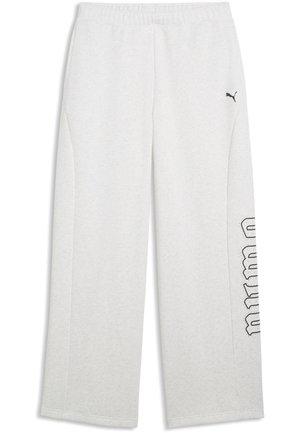 Jasnoszare spodnie dresowe z elastycznym pasem, kieszeniami po bokach, czarnym logo Puma na lewym udzie oraz czarnym konturowym napisem na prawej nodze.