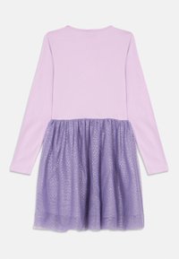 Lila dolga obleka z nabranim krilom iz vijoličnega tila z zlatimi bleščicami, prikazana s hrbtne strani.