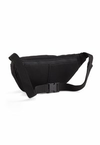 Sort stof sling tas med et tekstureret mesh-panel, justerbar rem og plastic spænde-lukning; har en strømlinet form.