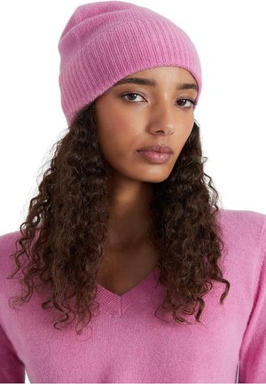 Cappello a cuffia rosa in maglia con trama a coste. Il materiale è morbido e il cappello aderisce bene, progettato per garantire calore e comfort.