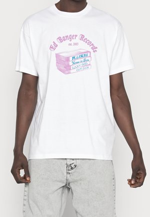 Weißes Baumwoll-T-Shirt mit einem grafischen Druck in Pink und Blau, der Kassettentapes und das Logo von "Ed Banger Records" darstellt.