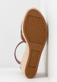 Sandale compensée espadrille avec semelle en caoutchouc marron dotée d'une adhérence texturée et du logo LAUREN Ralph Lauren, associée à une plateforme en jute tissé.