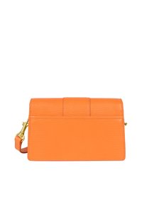 Borsa a tracolla in cuoio arancione con una finitura testurizzata, dotata di chiusura a patta e tracolla removibile. Gli accessori in oro arricchiscono il design.