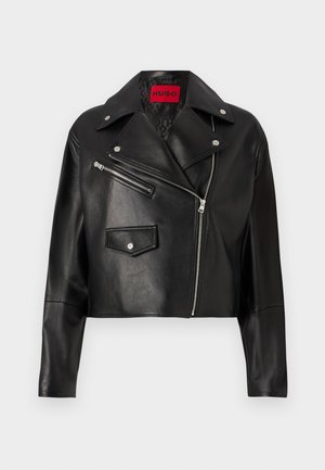 Veste courte en cuir noir avec larges revers, fermeture éclair asymétrique à l'avant et deux poches zippées, comportant une étiquette logo rouge à l'intérieur.