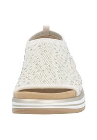 Chaussure légère blanche à enfiler avec un dessus en tricot texturé comportant de petits accents brillants, design à bout ouvert et semelle intérieure rembourrée avec une semelle contrastante.