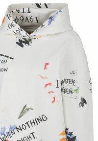 Witte hoodie met een grote capuchon, korte mouwen en verschillende kleurrijke tekst- en grafische prints in zwart, rood, groen en blauw.