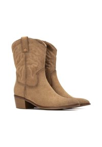 Botas de vaquero de ante marrón con punta afilada, costuras decorativas en el caña y un tacón apilado. Tab de agarre reforzado en la parte superior.