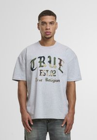 Szara bawełniana koszulka z krótkim rękawem, z wielokolorowym haftowanym napisem: "TRUE EST.02" i "True Religion" z przodu.