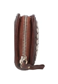 Portafoglio in pelle marrone con cerniera argentata, fodera in tessuto, dettagli metallici circolari e una piccola chiusura con cerniera per i contenuti.
