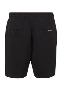 Short noir à taille élastique avec deux poches passepoilées à l'arrière, dont une avec une petite étiquette métallique rectangulaire de la marque sur la poche droite.