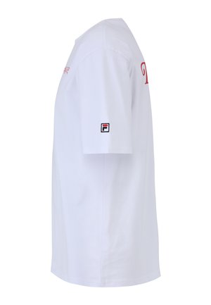 Witte t-shirt met korte mouwen, voorzien van rode borduursels aan de voorkant en een klein zwart, rood en wit logo-embleem op de linker mouw.