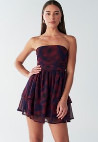 Strapless bloemenjurk in donkerrood en marineblauw met een gelaagde rok en een geplooid lijfje. Lichtgewicht, doorschijnende stof met een vloeiende uitstraling.