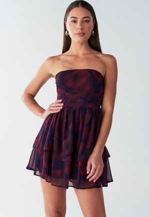 Vestido floral sin tirantes en rojo oscuro y azul marino con falda en capas y escote fruncido. Tejido ligero y translúcido con un diseño fluido.