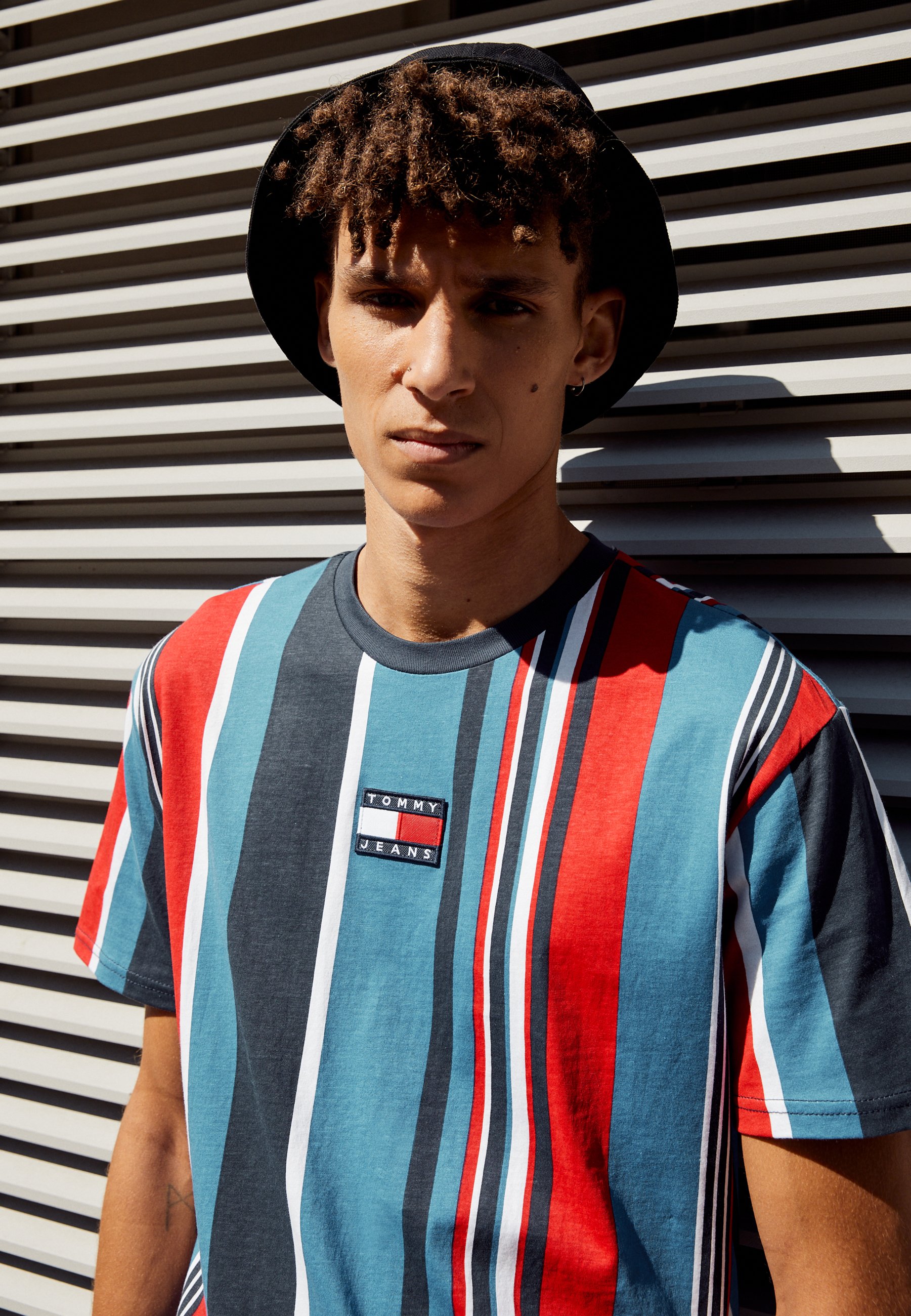 Tommy Jeans VERTICAL BADGE STRIPE TEE 