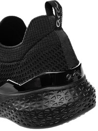 Schwarzer, gestrickter Sneakerabsatz mit strukturierter Sohle, Zuglasche und glänzendem schwarzen Akzent mit markanten Details des Markenlogos in kursiver Schrift.