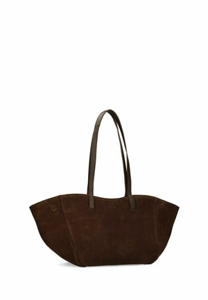Donkerbruine suède draagtas met lange leren handvatten en brede, licht gebogen zijkanten op een witte achtergrond.