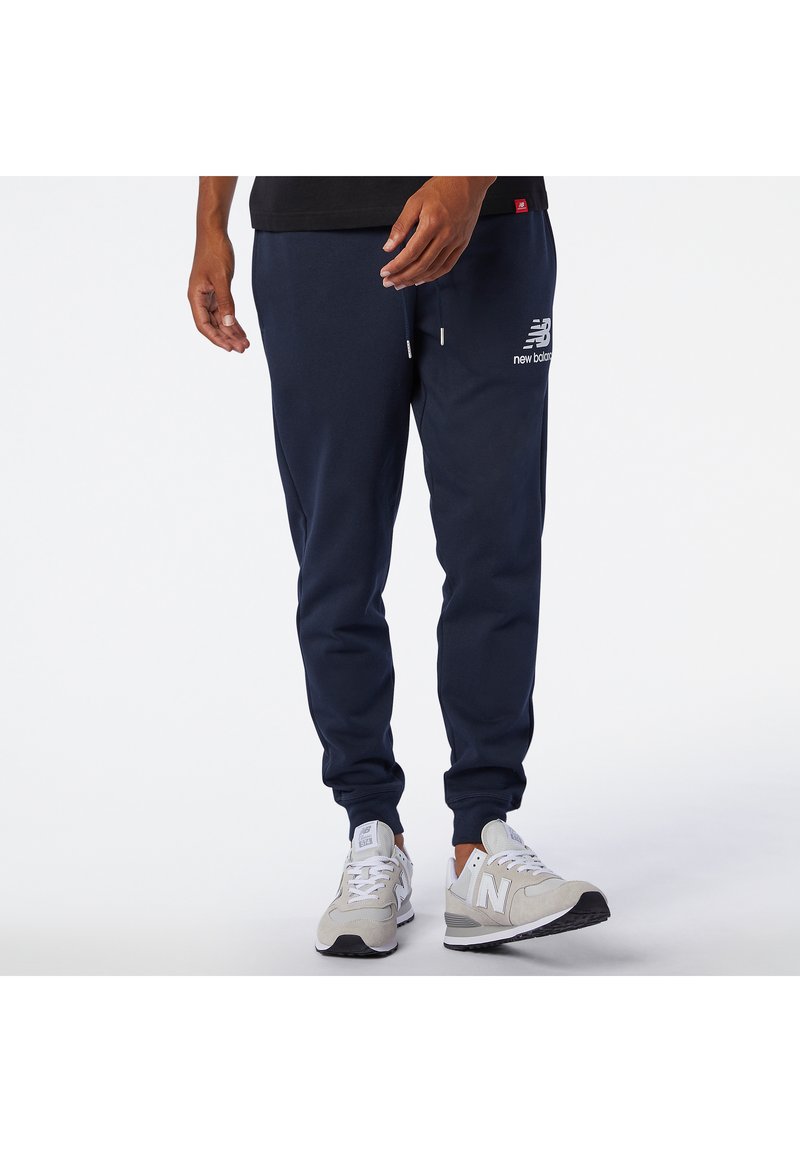 New Balance STACKED LOGO - Pantalones deportivos - eclipse